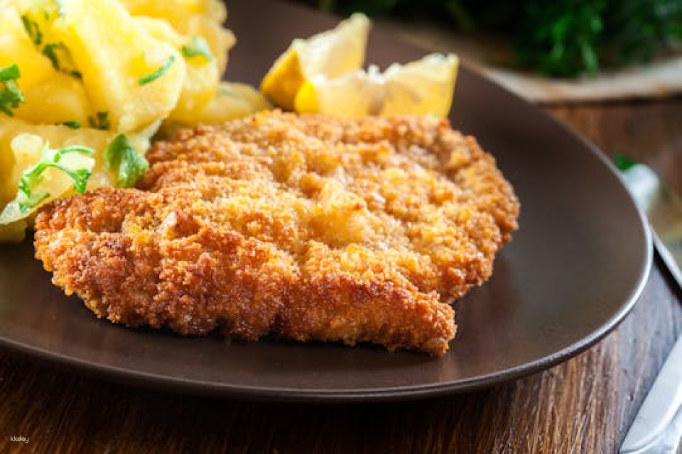 Schnitzelessen im Dunklen mit fuhrung durch